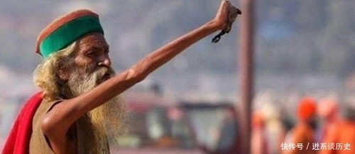 苦行|为了信仰,此人高举右手40年不肯放下,如今已在肩上定型,不能动弹