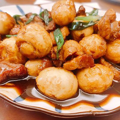 虎皮鹌鹑蛋亲昵红烧肉