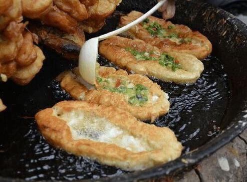 炸油条|大爷这种早餐一卖就是30年,一根卖到3块钱,来晚了都吃不到