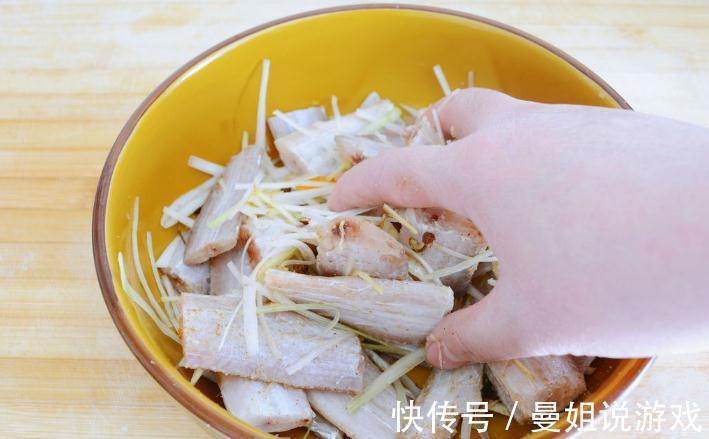 带鱼最怕直接煎,难怪粘锅掉皮!教你一招,外酥里嫩,入味无腥味