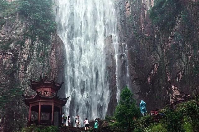 江西一座有“小庐山”之称的山，海拔1300余米，山清水秀