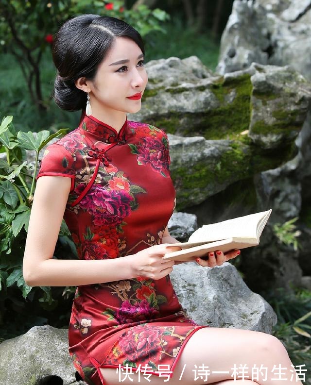  传统|30多岁的她穿中国红短款真丝旗袍裙，娇羞如出嫁新娘，太妩媚了