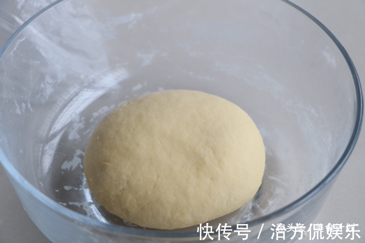 面粉里加2个鸡蛋，不用蒸不用炸，健康好吃，女儿一口一个停不了