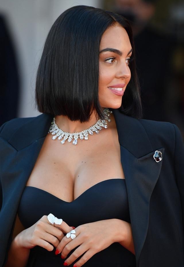 西装套装|C罗的女友身材太好了, 搭配外套都很妩媚, 能秀出自身女人味