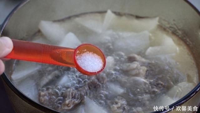 牛肉|冬天喝汤好季节,首选萝卜配牛肉,小火慢炖汤更鲜