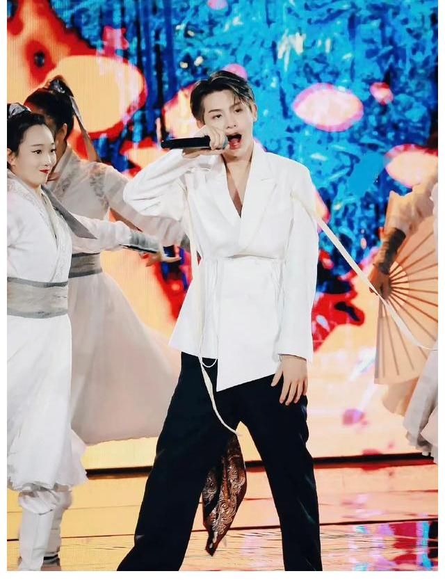 流量&實力歌手的差距：張韶涵降維打擊黃明昊，玲花帶不動一群人