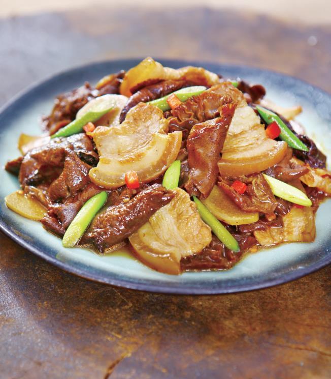 香醇|辣烧榛蘑五花肉小小菌菇也作当家菜油润明亮，酥软香醇，微辣咸香