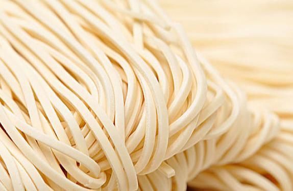 骨质疏松|骨质疏松的人是因面条吃多了?专家:想要养护骨骼,2种食物要少碰