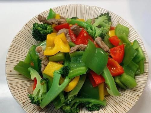 芹菜清爽，豆皮外酥内软，整道料理非常清爽好吃！