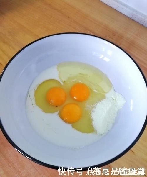 面粉这样做,只要一个蒸锅,比馒头松软香甜,吃一次就会喜欢上它