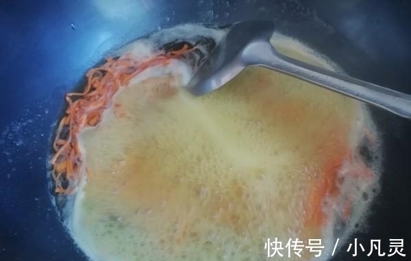 宝宝们|西红柿别再炒蛋了,鸡蛋这样炒,没上桌就抢光,好多人有钱买不到