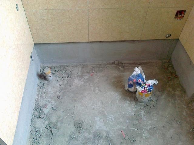 地压墙|卫生间铺贴瓷砖，装修公司建议做墙压地，这是行业标准还是套路