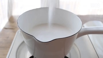 奶油焦糖布丁,1袋牛奶和少许糖,锅里简单一煮就成功
