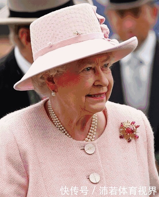 一条项链戴了76年,94岁英女王为你示范,珍珠项链这样戴才最优雅