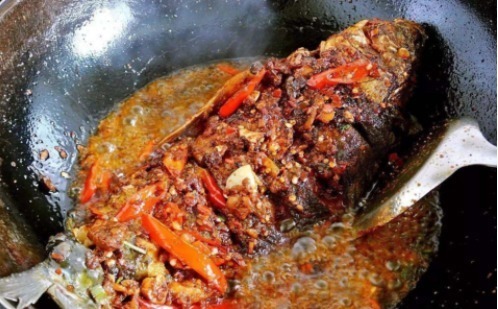 63岁大厨：红烧鱼时，别直接将鱼下锅，多加这1步，鱼肉鲜嫩味美
