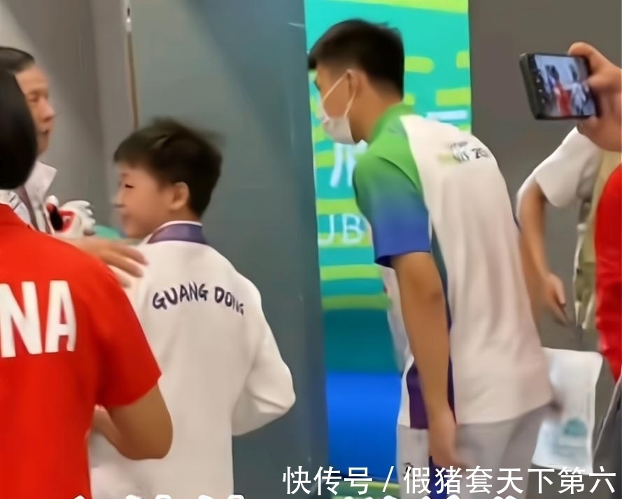 中国跳水队|送礼也得会送!全红婵主动给裁判送礼物,红姐处关系堪称小能手