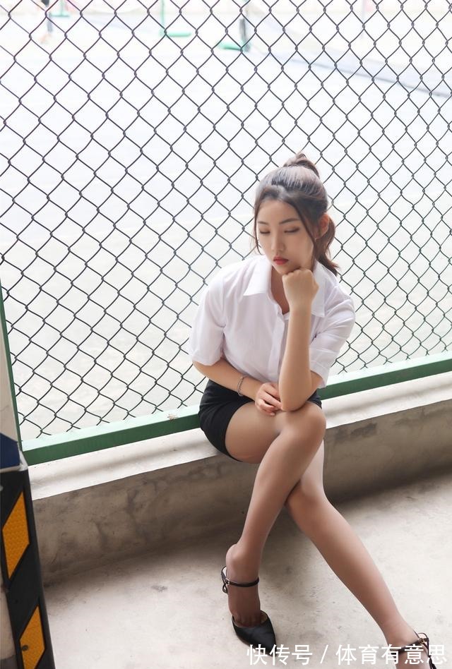 短裙 冷白色的短袖衬衫,搭配黑色的短裙十分的干练,日常上班都可以!