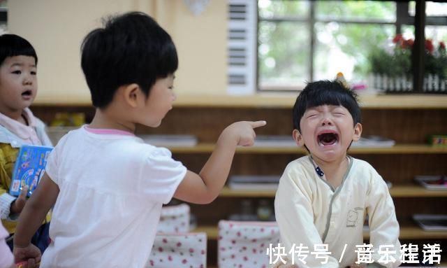 轩轩|有儿子的家庭,父母这3句话请“禁言”,别让无知毁了孩子一生