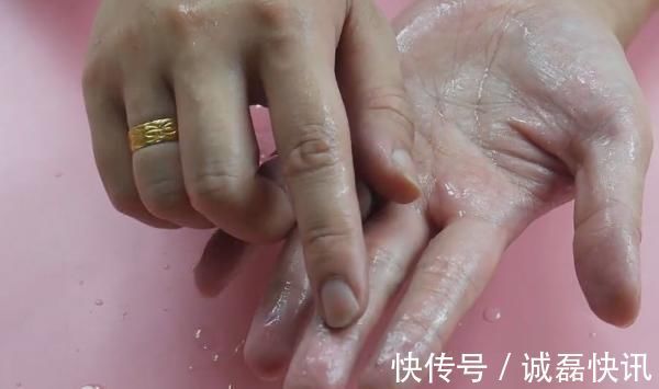 小半杯|夏天手脱皮很难看?加点厨房里的它搓一搓,1块钱解决手脱皮