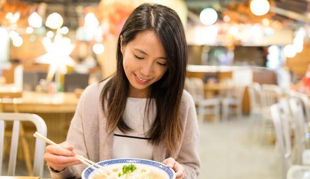 海鲜|哺乳期饮食讲究多,5类不适合哺乳期吃的食物,妈妈再馋,也别吃