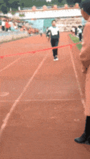 |搞笑GIF段子:大哥教你怎么样两口吃下一个鸡腿,这个操作真是太溜了