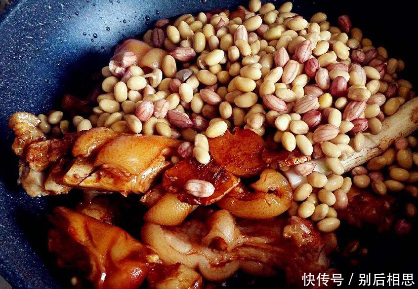 中老年人|晨起第一件事不是喝水,空腹吃几粒花生米养胃又益健康,疏通血管