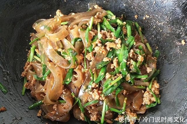  肉末韭菜炒|这炒菜，家人三天两头闹着要吃，营养又好做，入口滑溜溜，吃不厌