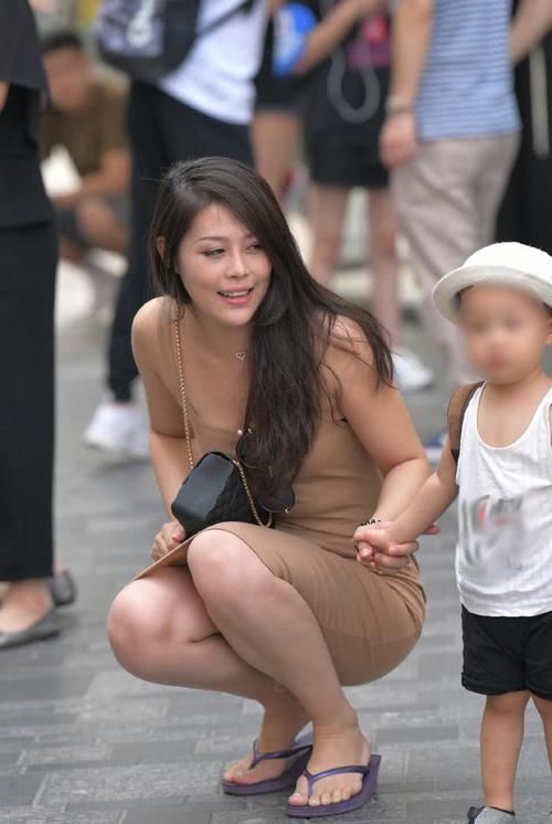 针织连衣裙|街拍美女小姐姐的裙子展示出小蛮腰，有着一种高贵感