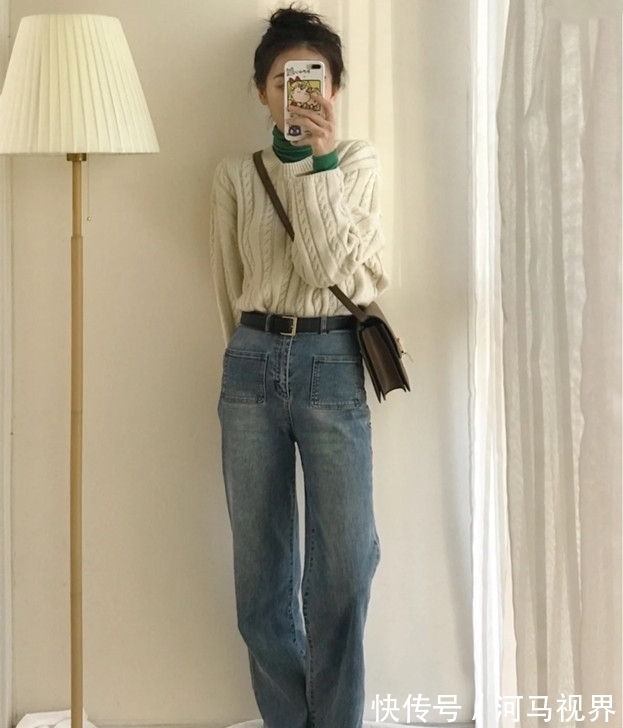 保暖 今年冬季穿毛衣,流行“里面叠一件”,优雅保暖,比单穿时髦多了