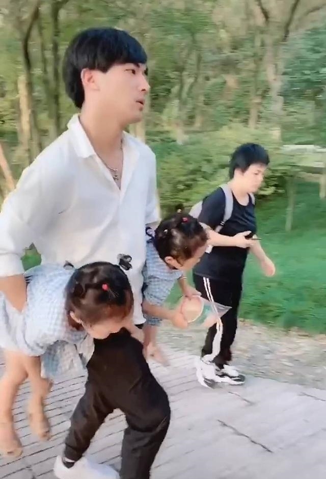 舅舅带俩外甥女逛动物园,两娃喊累求抱抱,舅舅生无可恋笑翻网友