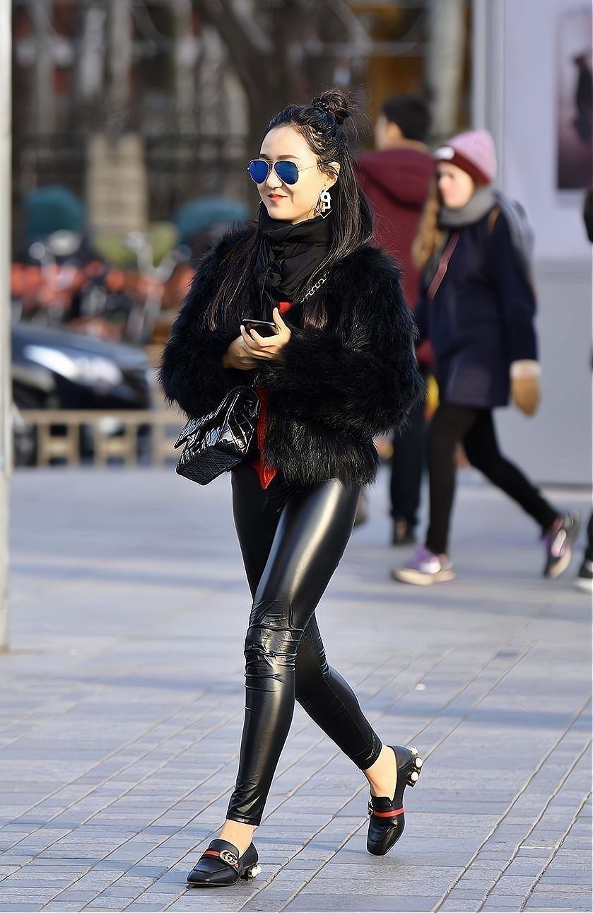 今秋别再穿紧身牛仔裤了,早过时了试试“皮裤”吧,修身又时髦