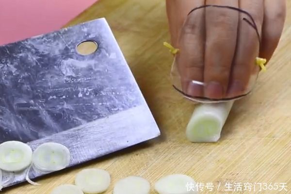 橡皮筋|塑料瓶上绑一根橡皮筋,放在厨房太强大了,轻松省下上百元!