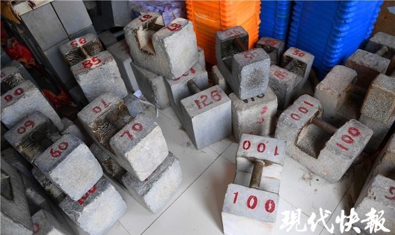 殷巷石锁|上下翻飞、花样百出,百斤石锁在76岁传承人手中“轻飘飘”