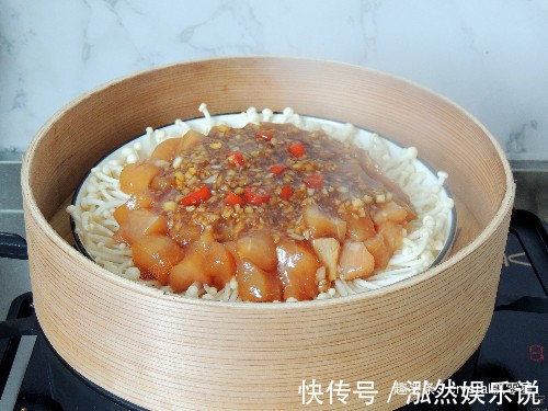 蒜蓉酱汁|鸡胸肉蒸着吃，鲜嫩多汁超入味，开胃下饭两不误，一盘不够吃
