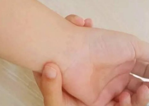  按揉|治心慌、失眠的名穴――神门穴