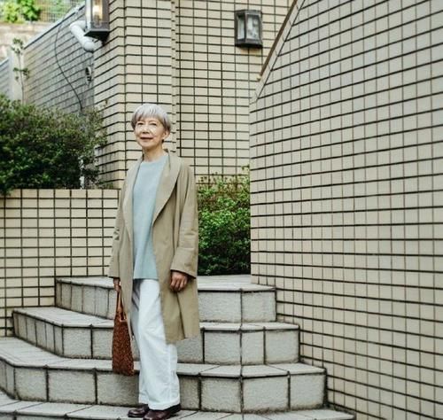 这位日本“大妈”时髦火了！她的穿衣简单不复杂，女人自信才真美