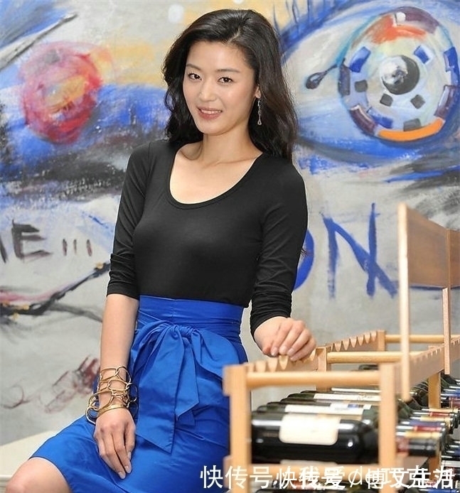 裙子|模特黑衣搭配蓝色裙子清新减龄，笑容甜美迷人