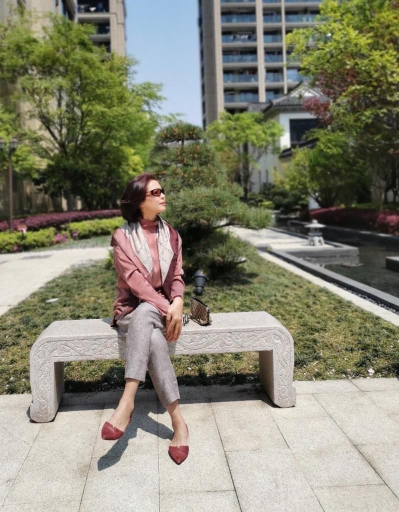 讲真，穿“花衣”就服这些50+女性！她们的色彩穿搭，气质优雅