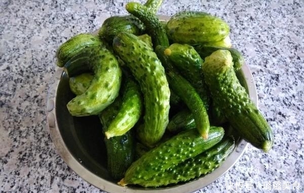 黄瓜|农村大姐把黄瓜塞进瓶子,众人不解,1月后一看价钱翻了几十倍