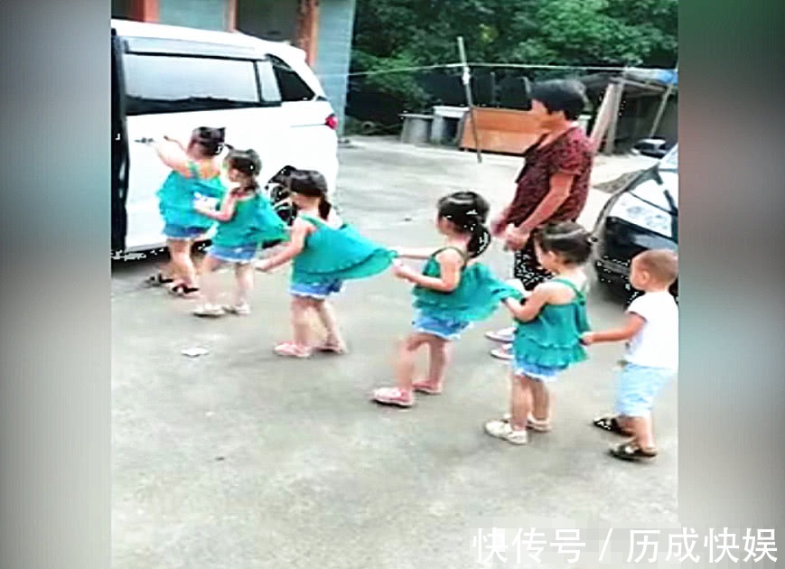 闺女|第一胎生5个闺女,二胎终于是儿子,每次出门场面无敌