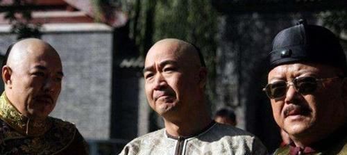乾隆一上联:金木水火土,和珅纪晓岚各自对出下联,谁对得好