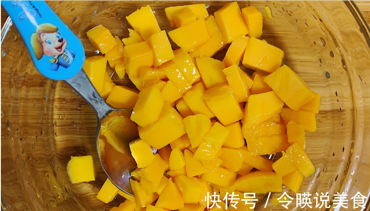 芒果和牛奶做,好吃到碗中见底,香甜又营养,小朋友们都爱吃