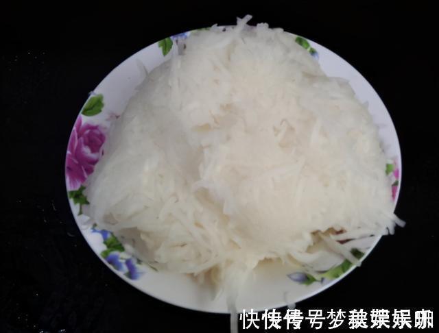 萝卜包饺子时，用盐杀水还是下锅炒干？教你1招，味道鲜还不出水