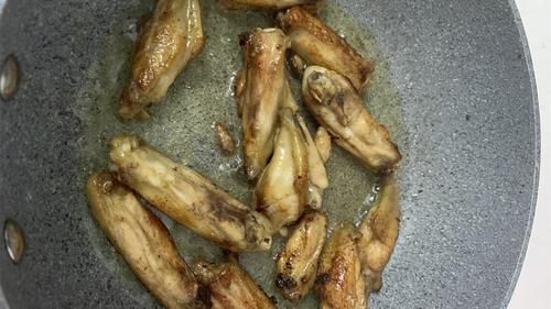 土豆条|8个鸡翅一个大土豆，这种做法最香，香嫩入味，比烧烤还好吃