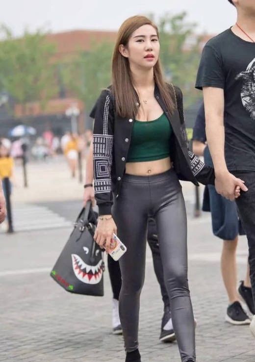 穿着|街拍丰满身形的紧身打底裤美女,穿着很有街头感