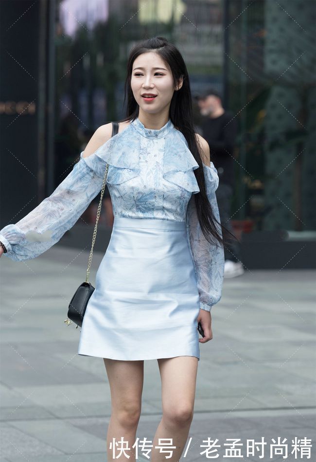 街拍:小姐姐圆领上衣, 搭配裙子, 尽显淑女气质