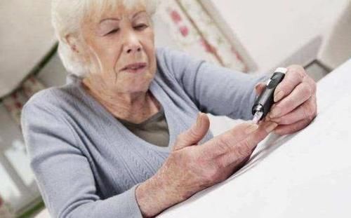 血糖升高|糖尿病人睡觉时，若出现3个异常，可能是血糖偏高，该控制血糖了