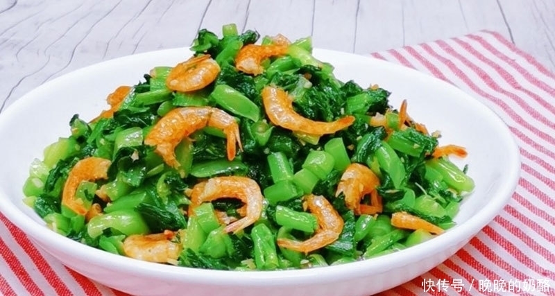 春天,一种碱性蔬菜要常吃,钙含量是牛奶的2.3倍,鲜美还便宜