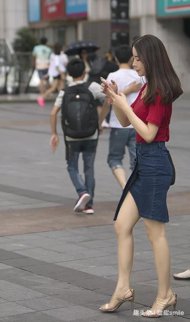 连衣裙 美女黑色连衣裙搭配一双高跟鞋,把她的成熟感全部的展现出来了