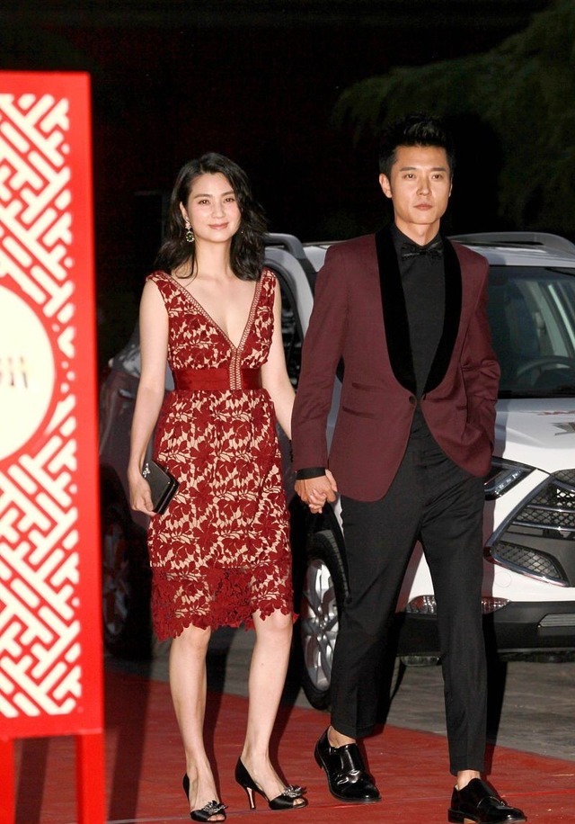 连衣裙|又被洪欣美到了,穿大红色V领吊带裙时髦精致,端庄成熟真有气质